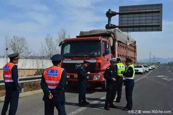交通执法改革最新动态，巷弄中的独特风景与改革进展
